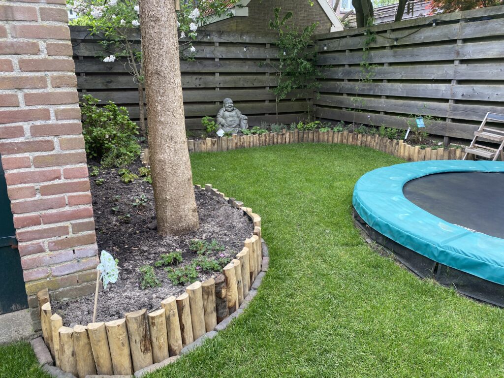Na: nieuw aangelegde tuin