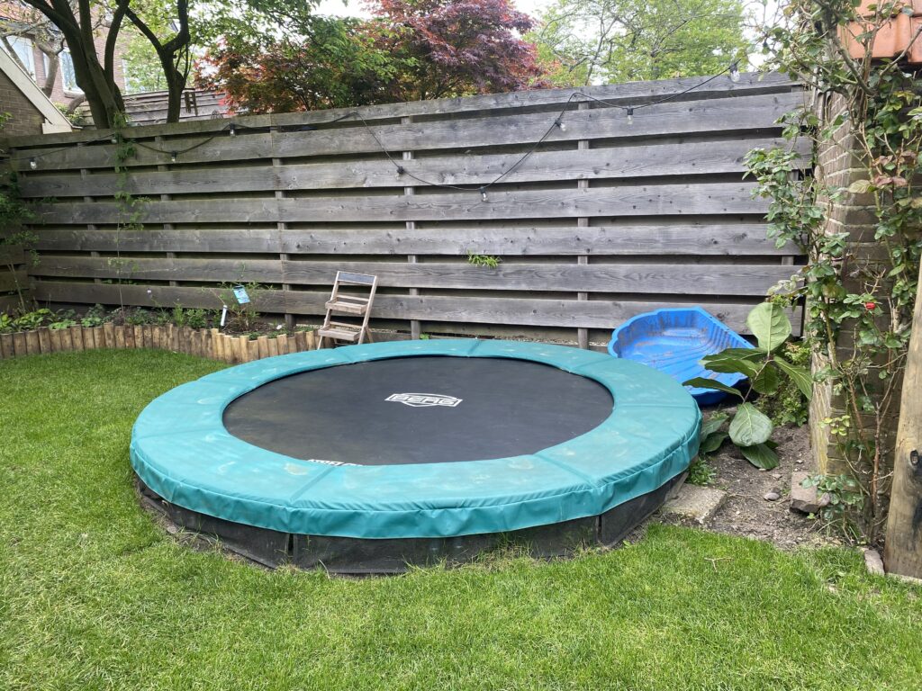 Na: nieuw aangelegde tuin