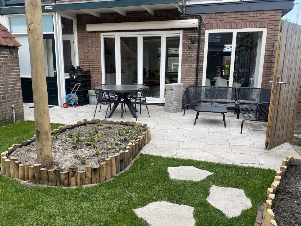 Na: klaar voor de trampoline en schommel
